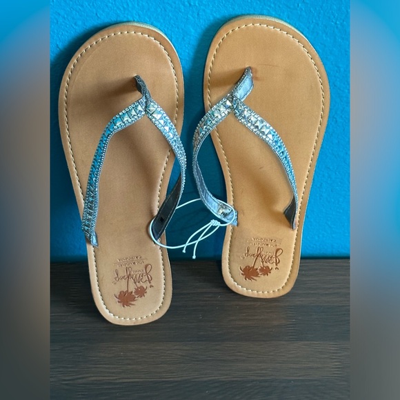 New Jellypop Shoes Los Angeles Silver Embellished Flip Flop Sandals Size 9 - Picture 4 of 9